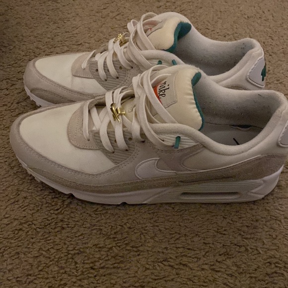 These are Nike air max 90. Going for around $200+ on StockX. Size 10 US - Picture 3 of 5